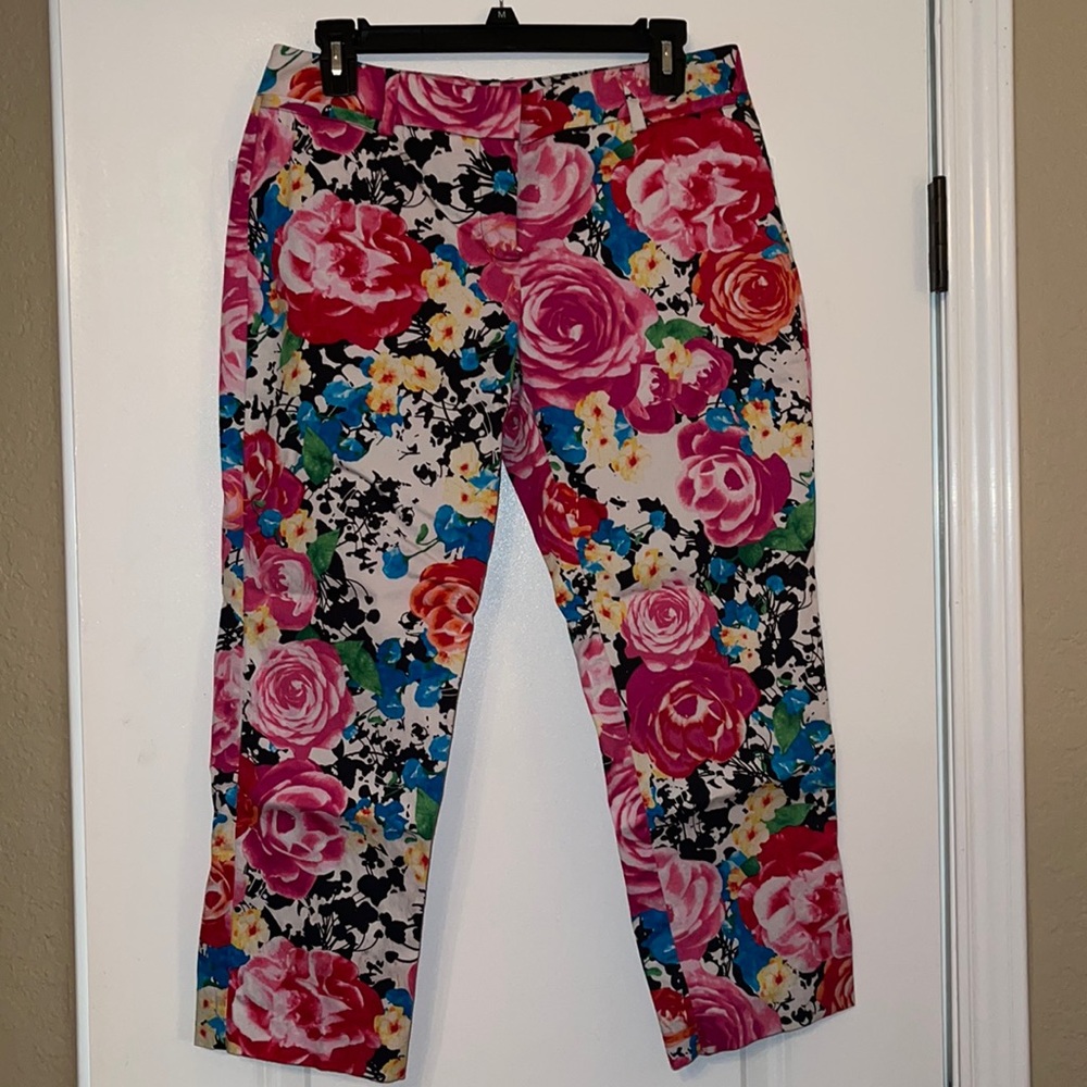 EUC gorgeous floral capri